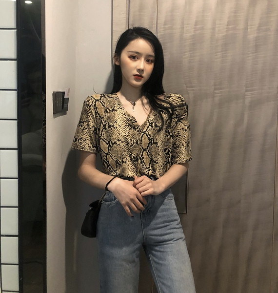 Modern női póló rövid ujjal, mintával, V-nyakkal