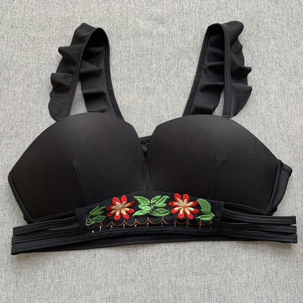 Kétrészes női fürdőruha virágos hímzéssel, fekete színben