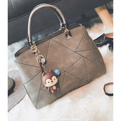 Κομψή δερμάτινη τσάντα κυρίες με τρισδιάστατη διακόσμηση