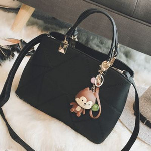 Κομψή δερμάτινη τσάντα κυρίες με τρισδιάστατη διακόσμηση