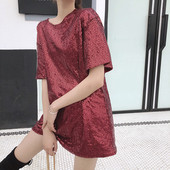 Μοντέρνα κυρία μπλούζα μανίκι και πούλιες σε μαύρο και κόκκινο