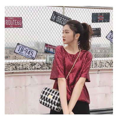 Μοντέρνα κυρία μπλούζα μανίκι και πούλιες σε μαύρο και κόκκινο