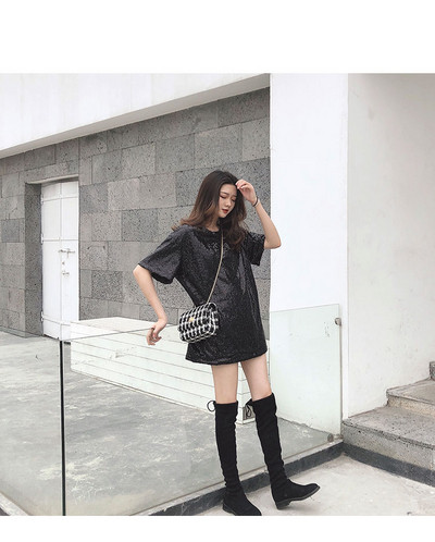 Μοντέρνα κυρία μπλούζα μανίκι και πούλιες σε μαύρο και κόκκινο