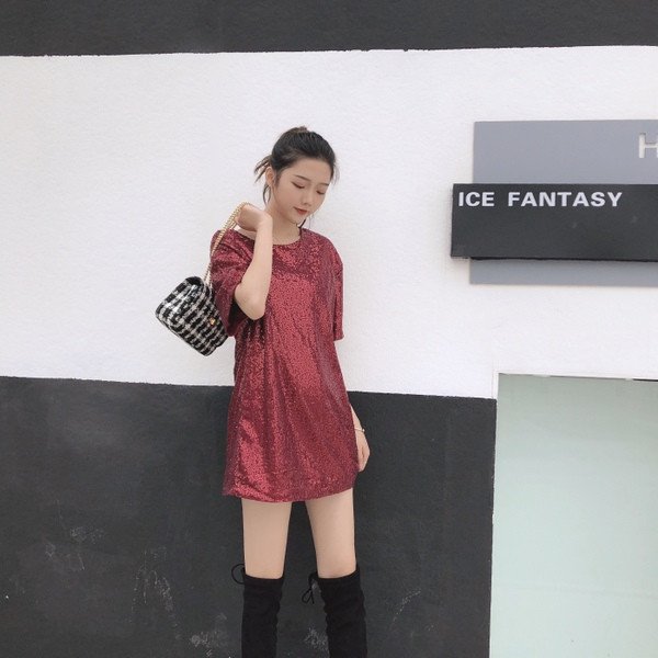 Μοντέρνα κυρία μπλούζα μανίκι και πούλιες σε μαύρο και κόκκινο