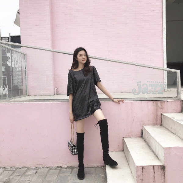 Μοντέρνα κυρία μπλούζα μανίκι και πούλιες σε μαύρο και κόκκινο