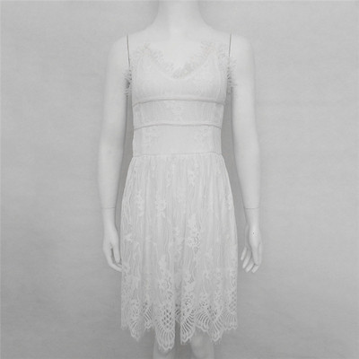 Κομψό γυναικείο φόρεμα με δαντέλα και ντεκολτέ σε σχήμα V σε λευκό και μαύρο χρώμα