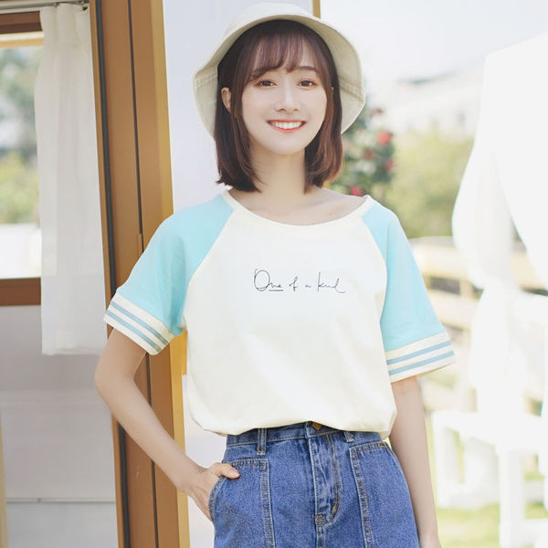 Alkalmi női blúz felirattal, rövid ujjal