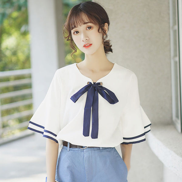 Női blúz lótusz ujjal és fehér szalaggal