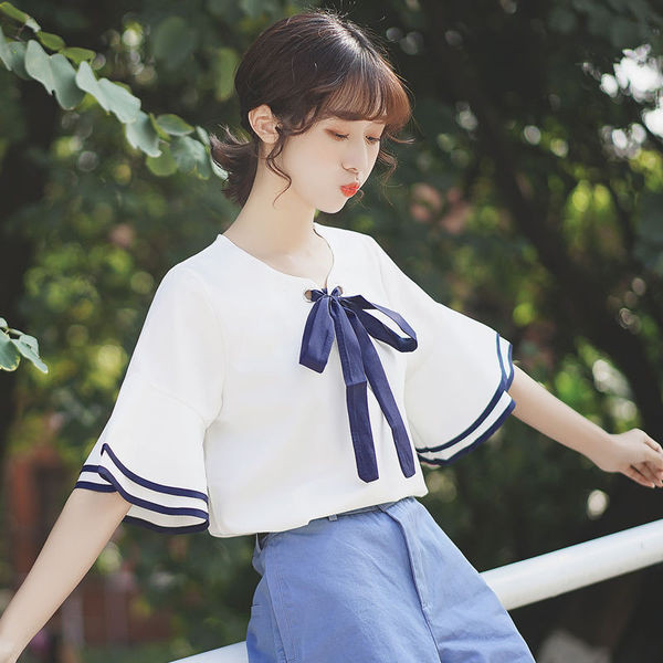 Női blúz lótusz ujjal és fehér szalaggal