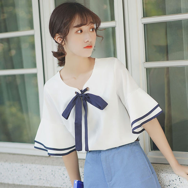 Női blúz lótusz ujjal és fehér szalaggal