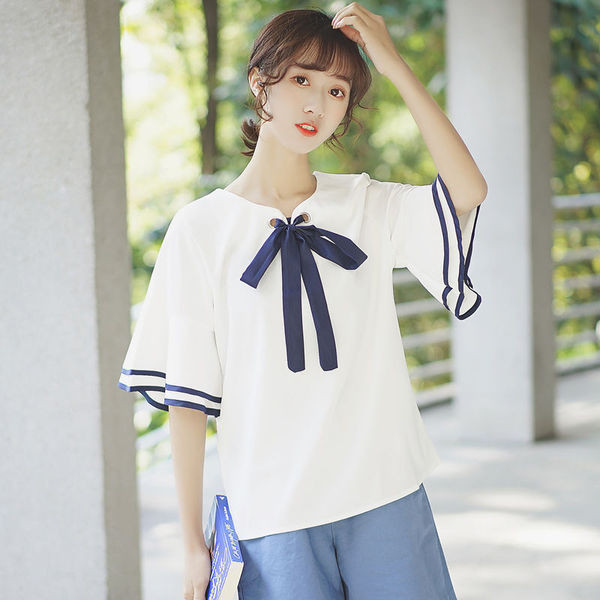 Női blúz lótusz ujjal és fehér szalaggal