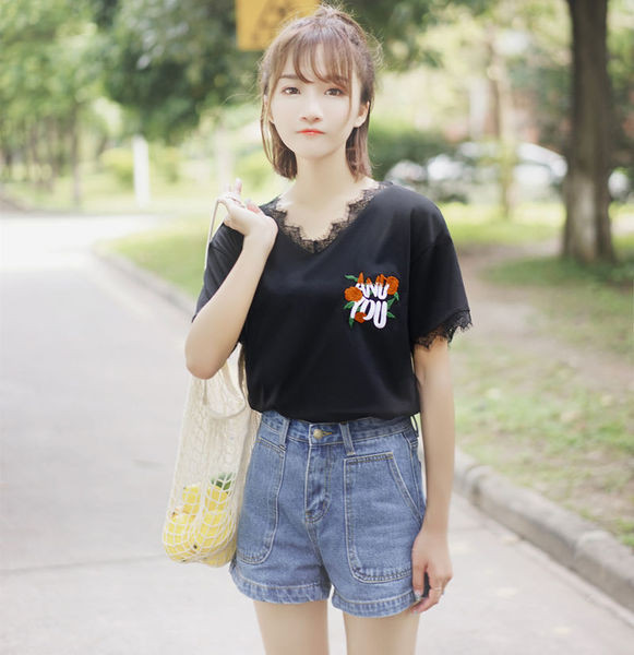 Μοντέρνα κυρία μπλούζα με κεντήματα και δαντέλα σε μαύρο χρώμα