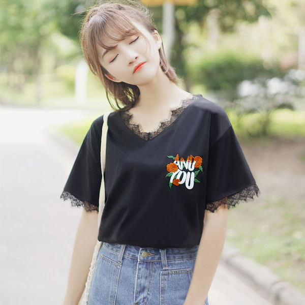 Μοντέρνα κυρία μπλούζα με κεντήματα και δαντέλα σε μαύρο χρώμα