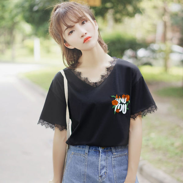 Μοντέρνα κυρία μπλούζα με κεντήματα και δαντέλα σε μαύρο χρώμα