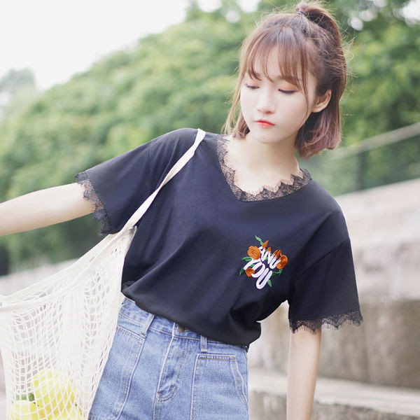 Μοντέρνα κυρία μπλούζα με κεντήματα και δαντέλα σε μαύρο χρώμα