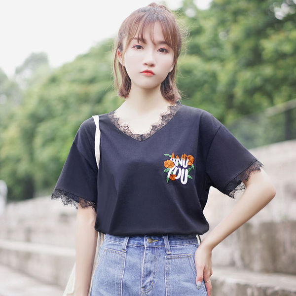 Μοντέρνα κυρία μπλούζα με κεντήματα και δαντέλα σε μαύρο χρώμα