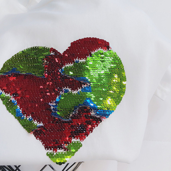 Modern női blúz fehér és fekete színben, flitterekkel