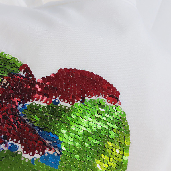 Modern női blúz fehér és fekete színben, flitterekkel