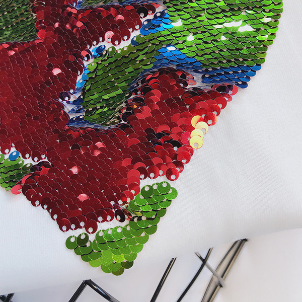 Modern női blúz fehér és fekete színben, flitterekkel