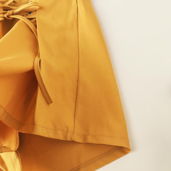 Salopeta scurta de dama cu cravate de culoare galbena