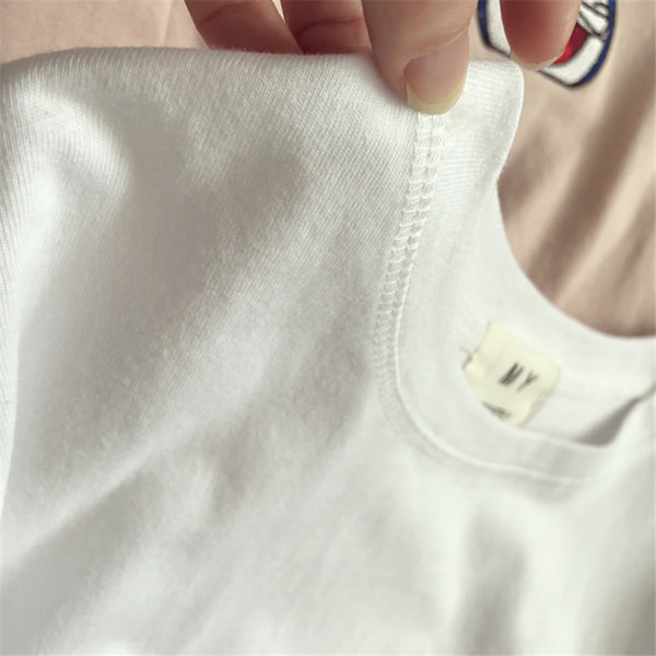 Κομψό μπλουζάκι και κέντημα σε διάφορα χρώματα