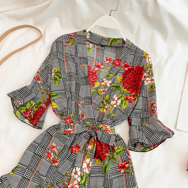 Női kockás jumpsuit virágmotívumokkal, két színben