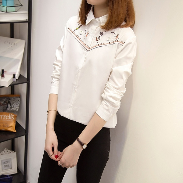 Stílusos női ing hímzéssel és hosszú ujjú fehér színben