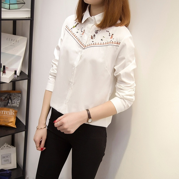 Stílusos női ing hímzéssel és hosszú ujjú fehér színben