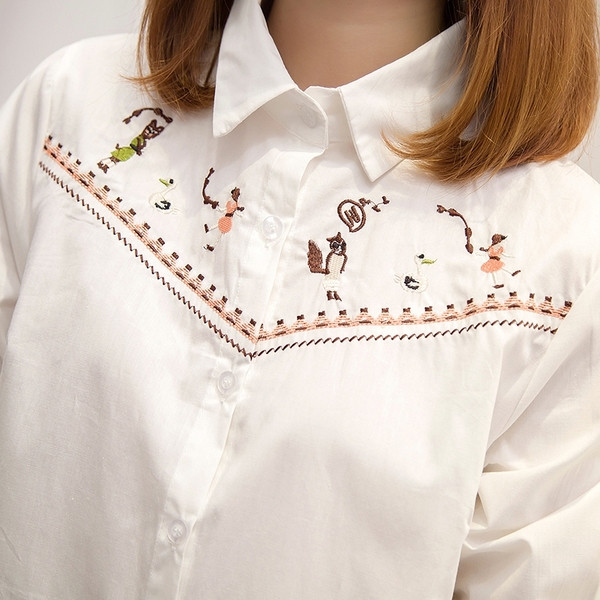 Stílusos női ing hímzéssel és hosszú ujjú fehér színben