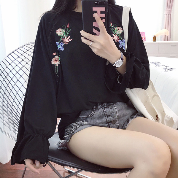 Κομψή μπλούζα με μακριά μανίκια και κεντήματα σε διάφορα χρώματα