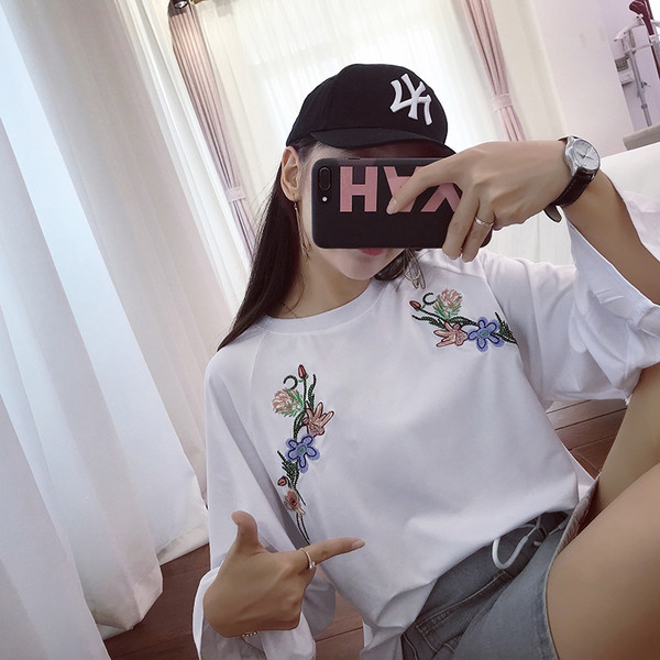 Κομψή μπλούζα με μακριά μανίκια και κεντήματα σε διάφορα χρώματα