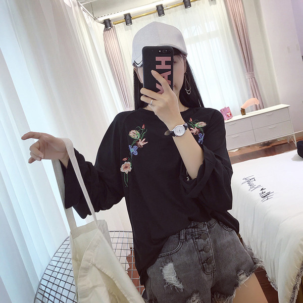 Κομψή μπλούζα με μακριά μανίκια και κεντήματα σε διάφορα χρώματα