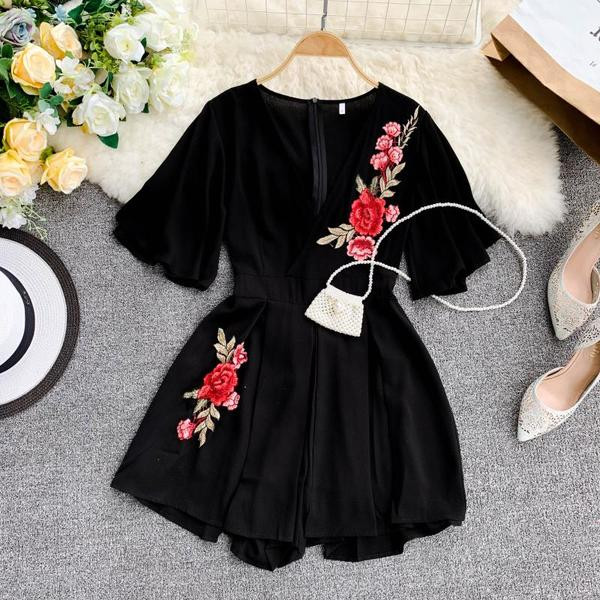 Salopetă scurtă elegantă de damă, cu decolteu în V și motive florale, în negru