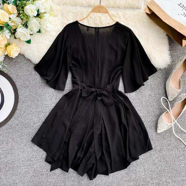 Salopetă scurtă elegantă de damă, cu decolteu în V și motive florale, în negru