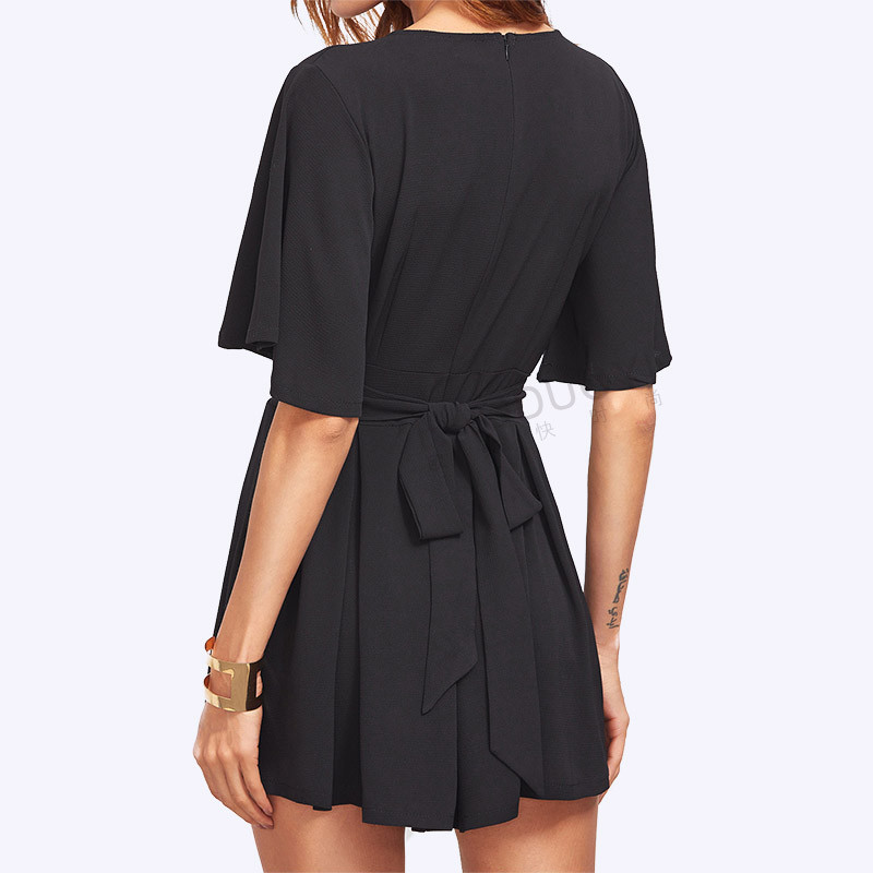 Salopetă scurtă elegantă de damă, cu decolteu în V și motive florale, în negru