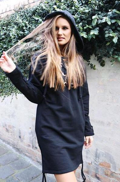 Sport-alkalmi női ruha kapucnival és nyakkendővel négy színben