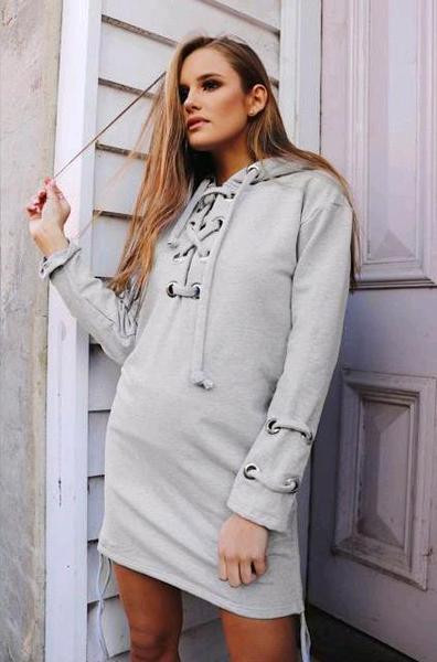 Sport-alkalmi női ruha kapucnival és nyakkendővel négy színben