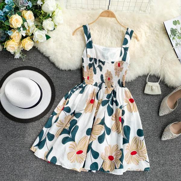 Alkalmi női ruha szabású modell virágmintával több színben