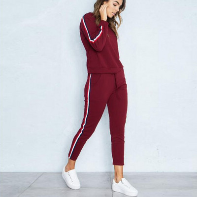 Μια casual, casual γυναικεία ομάδα σε διάφορα χρώματα με άκρη λουλουδιών