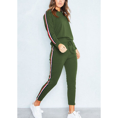 Μια casual, casual γυναικεία ομάδα σε διάφορα χρώματα με άκρη λουλουδιών