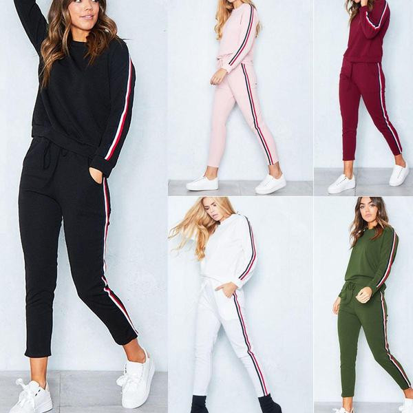 Μια casual, casual γυναικεία ομάδα σε διάφορα χρώματα με άκρη λουλουδιών