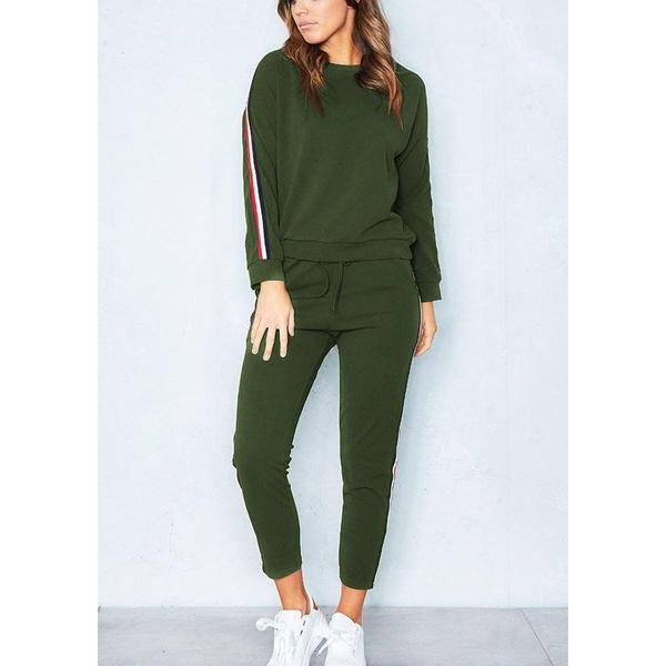 Μια casual, casual γυναικεία ομάδα σε διάφορα χρώματα με άκρη λουλουδιών