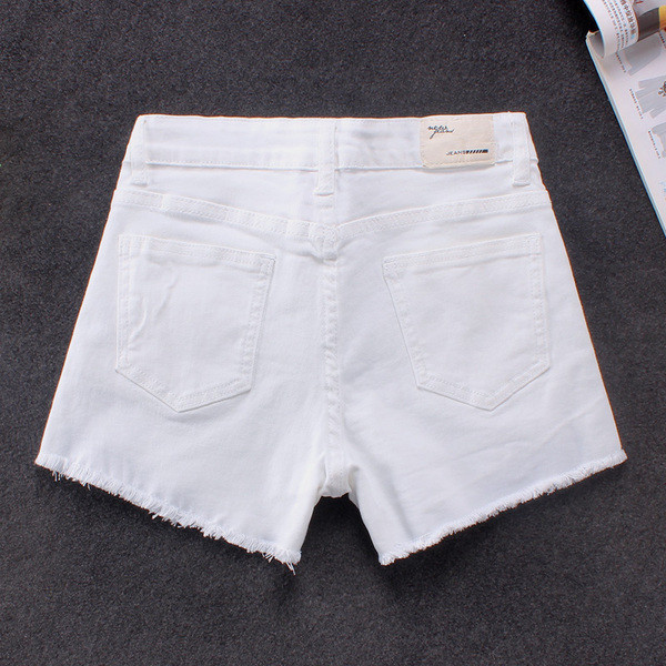 Fehér női rövidnadrág magas derékkal és zsebekkel
