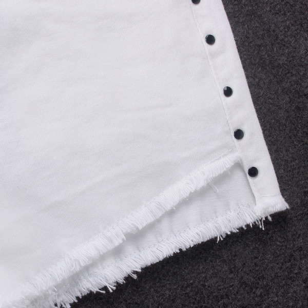 Fehér női rövidnadrág magas derékkal és zsebekkel