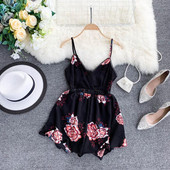 Virágos motívumokkal ellátott rövid női overall, fekete színben