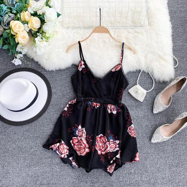 Virágos motívumokkal ellátott rövid női overall, fekete színben