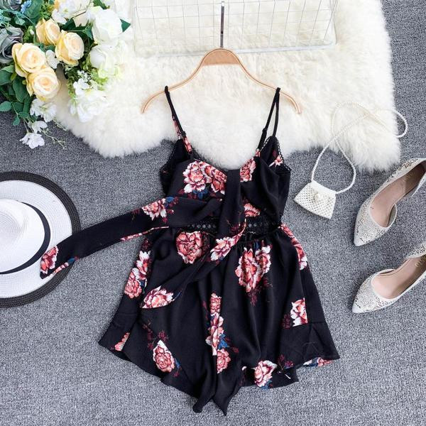 Virágos motívumokkal ellátott rövid női overall, fekete színben