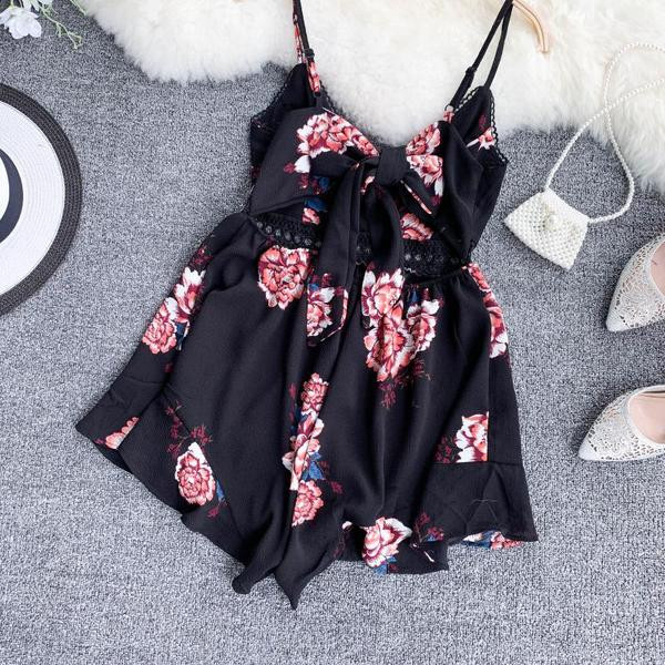 Virágos motívumokkal ellátott rövid női overall, fekete színben