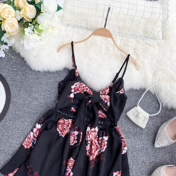 Virágos motívumokkal ellátott rövid női overall, fekete színben