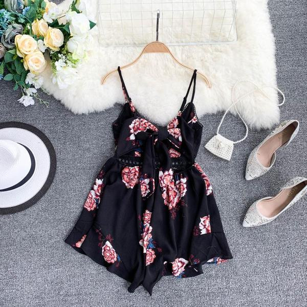 Virágos motívumokkal ellátott rövid női overall, fekete színben